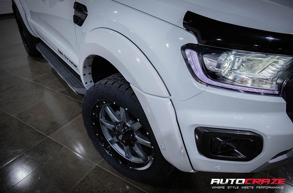 FORD RANGER MO970 GLOSS GREY CENTRE WITH BLACK LIP